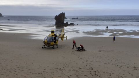 Helic&oacute;ptero del 112 deja al ba&ntilde;ista en la Playa del Aguilar.