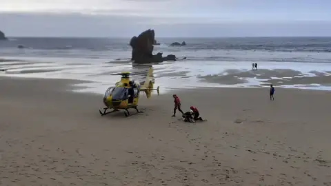 Helicóptero del 112 deja al bañista en la Playa del Aguilar. Helicóptero del 112 deja al bañista en la Playa del Aguilar.