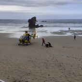 Helicóptero del 112 deja al bañista en la Playa del Aguilar.