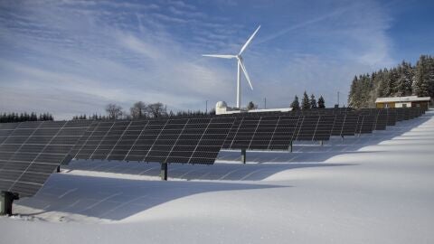 Instalación de energía eólica y solar.