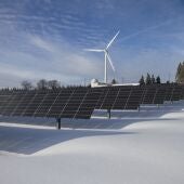 Instalación de energía eólica y solar.