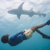 Charlie Sarria nadando con tiburones