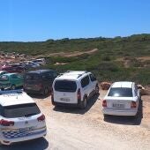 Coches aparcados al sol en una playa de Menorca