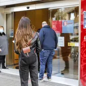 Archivo - Varias personas con cita previa esperan para entrar en una oficina del SEPE (antiguo INEM), en València - Archivo - Varias personas con cita previa esperan para entrar en una oficina del SEPE (antiguo INEM), en València -