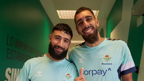 Nabil Fekir y Borja Iglesias posan antes de los reconocimientos médicos. Nabil Fekir y Borja Iglesias posan antes de los reconocimientos médicos.