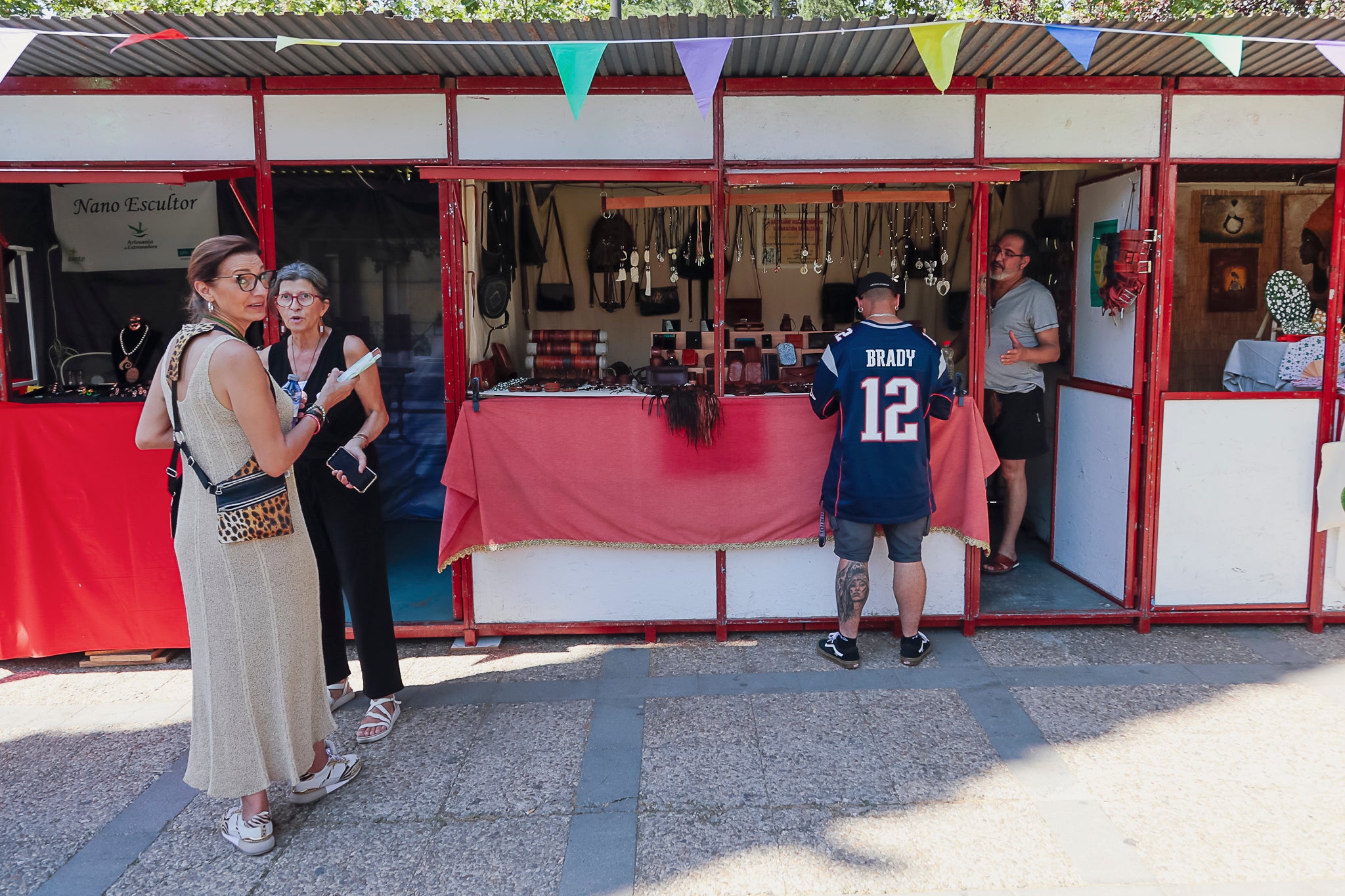 La plaza de las Méridas del Mundo acoge este verano una nueva edición del mercado artesano de la Asociación “A mano sin prisas” La plaza de las Méridas del Mundo acoge este verano una nueva edición del mercado artesano de la Asociación “A mano sin prisas”