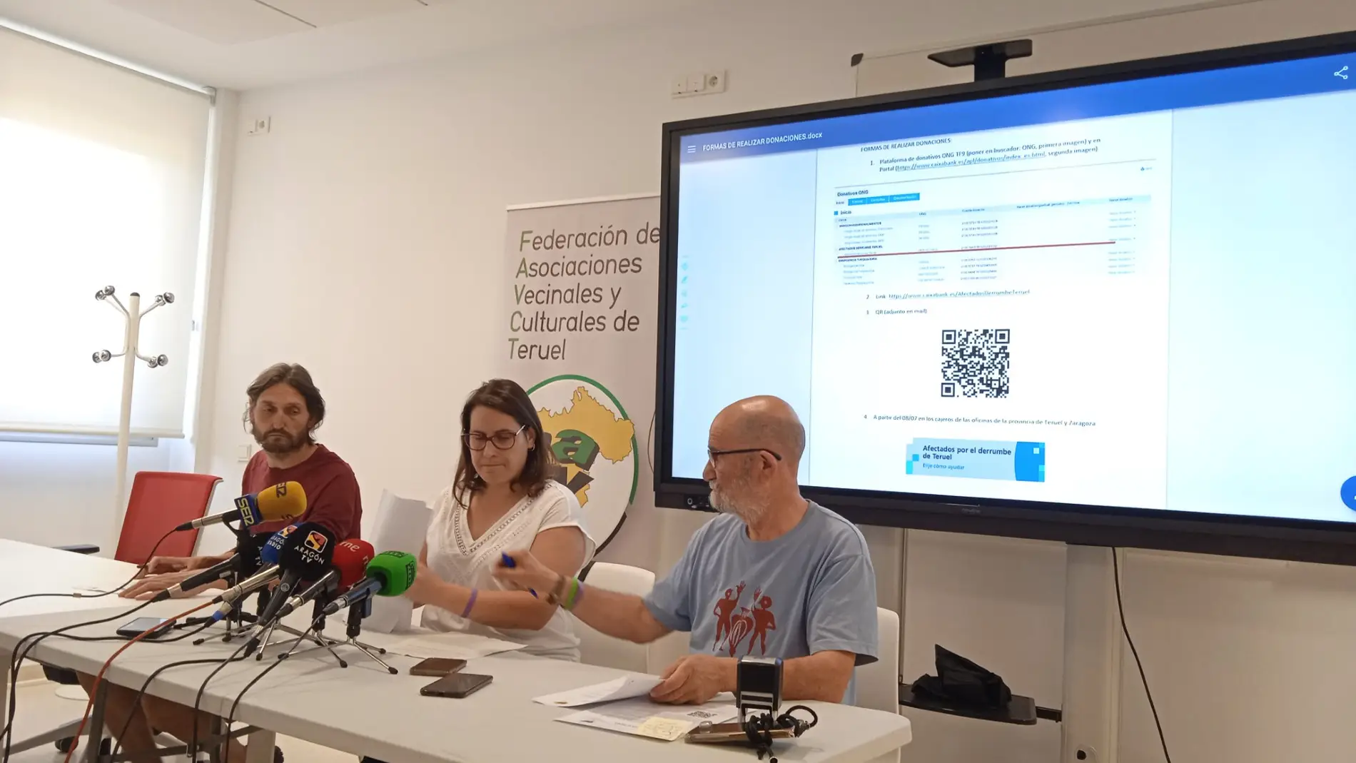 Firma del convenio entre la Plataforma de Afectados por el derrumbe y la Federación de Vecinos de Teruel
