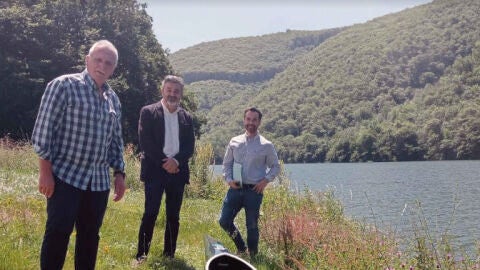 Consejero y Alcalde junto al embalse de Tanes