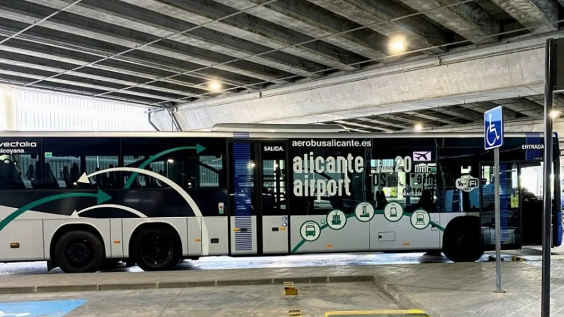 El autobús que comunica Alicante con el aeropuerto