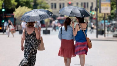 Tres mujeres se protegen del calor con unos paraguas/ EFE/Ana Escobar