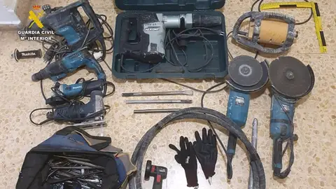 Una parte del material recuperado por la Guardia Civil de Alicante Una parte del material recuperado por la Guardia Civil de Alicante