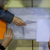 Un ciudadano depositando su voto