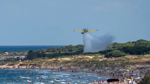 Un hidroavión descarga agua sobre la zona del incendio del Carabassí de Elche. Un hidroavión descarga agua sobre la zona del incendio del Carabassí de Elche.