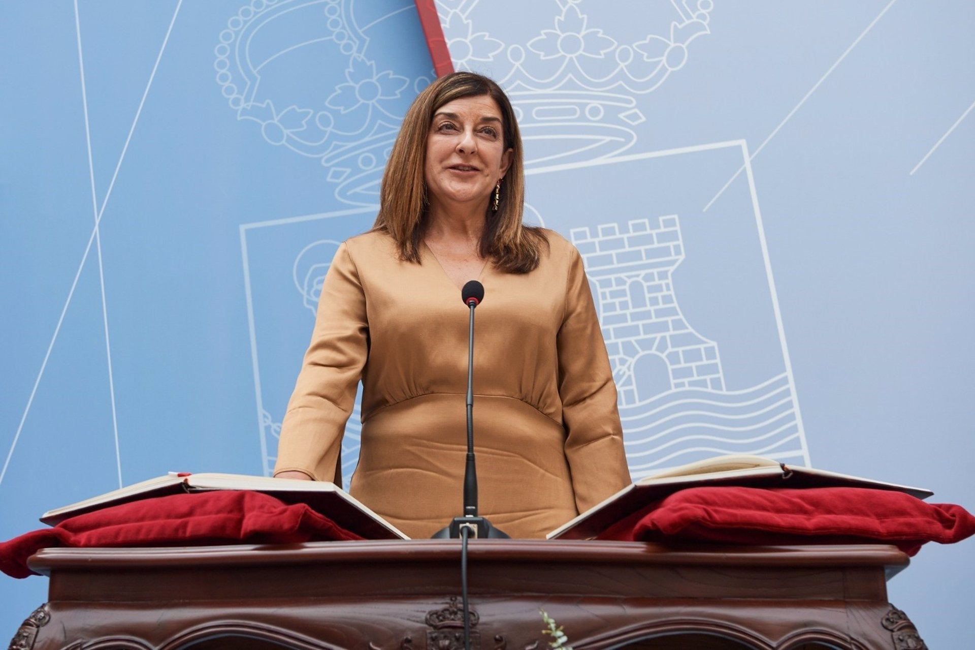María José Sáenz de Buruaga toma posesión como primera presidenta de Cantabria María José Sáenz de Buruaga toma posesión como primera presidenta de Cantabria
