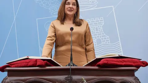 María José Sáenz de Buruaga jura su cargo como presidenta de Cantabria María José Sáenz de Buruaga jura su cargo como presidenta de Cantabria