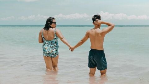 Dos personas en la playa en ba&ntilde;ador