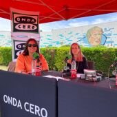 La alcaldesa de Meis, Marta Giraldez con la periodista, Susana Pedreira