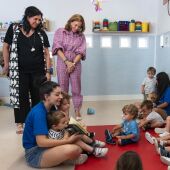 La alcaldesa, Natalia Chueca, visitó ayer uno de los centros infantiles