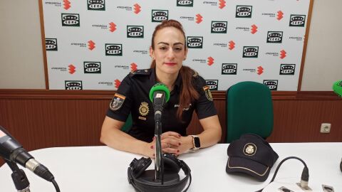 La agente de la Policía Nacional en los estudios de Onda Cero Ciudad Real