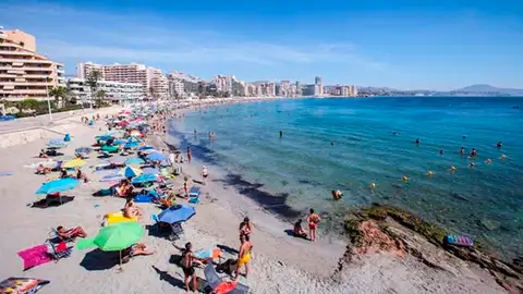 Calpe multará la instalación de sombrillas y hamacas en las playas antes de las 9.30 horas Calpe multará la instalación de sombrillas y hamacas en las playas antes de las 9.30 horas