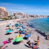 Calpe multará la instalación de sombrillas y hamacas en las playas antes de las 9.30 horas