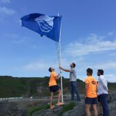 Valdés iza seis banderas azules entre playas, instalaciones y senda.