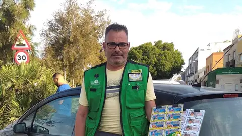 Emilio Carrión, vendedor de la ONCE Emilio Carrión, vendedor de la ONCE