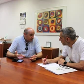 De izquierda a derecha, el gerente del Área Integrada de Valdepeñas, Damián Aranda, el delegado provincial de la Consejería de Sanidad, Francisco José García, y el alcalde de Torrenueva, Raúl Bravo. De izquierda a derecha, el gerente del Área Integrada de Valdepeñas, Damián Aranda, el delegado provincial de la Consejería de Sanidad, Francisco José García, y el alcalde de Torrenueva, Raúl Bravo.