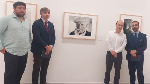 Adri&aacute;n Cores y Alfonso Palacio en la presentaci&oacute;n de la exposici&oacute;n de fotograf&iacute;as de Picasso y Antonio Cores