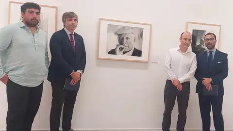 Adrián Cores y Alfonso Palacio en la presentación de la exposición de fotografías de Picasso y Antonio Cores Adrián Cores y Alfonso Palacio en la presentación de la exposición de fotografías de Picasso y Antonio Cores