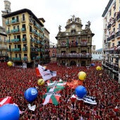 Miles de personas asisten al chupinazo en la Plaza Consistorial de Pamplona.