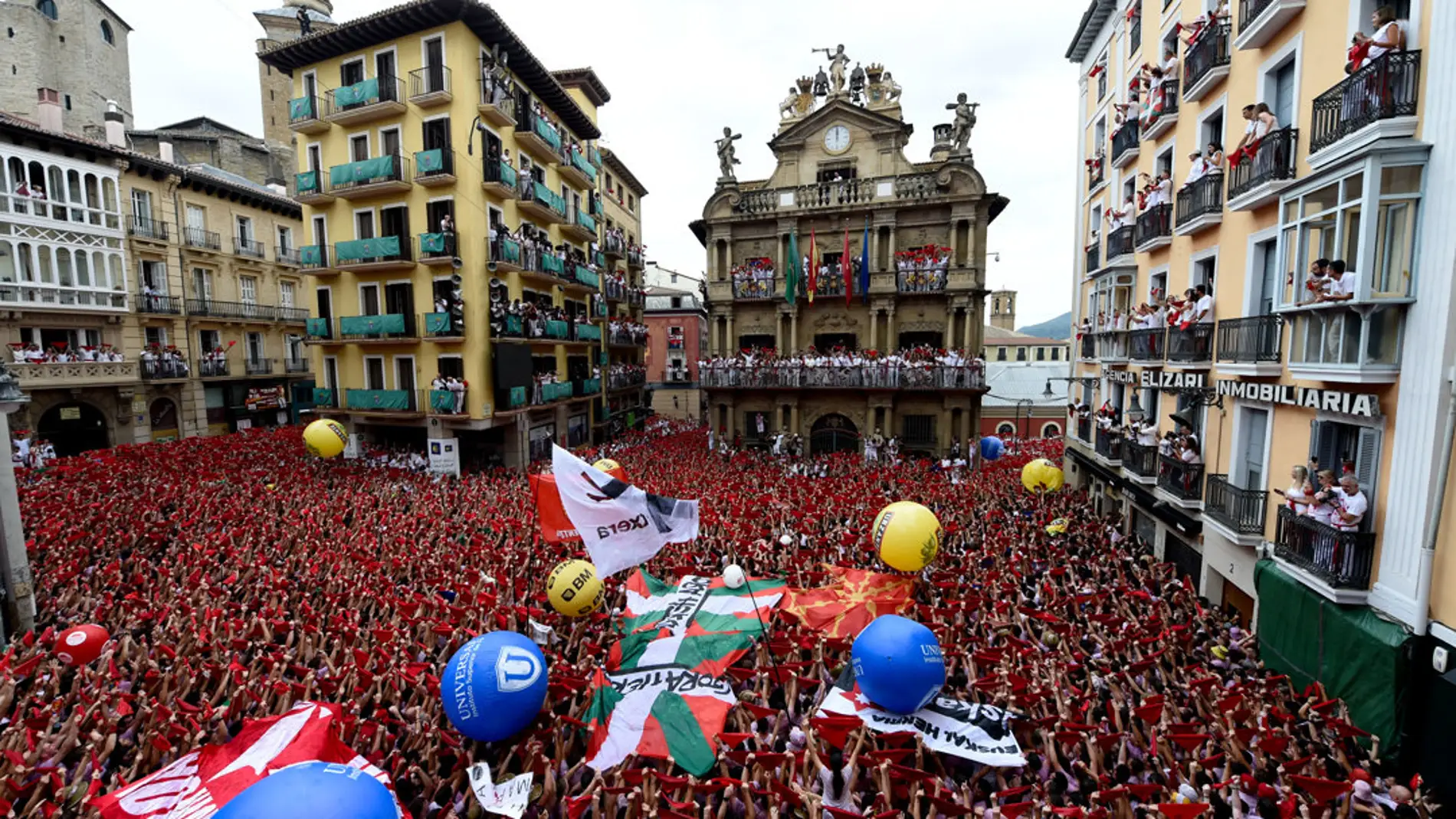 Miles de personas asisten al chupinazo en la Plaza Consistorial de Pamplona./ EFE/Eloy Alonso