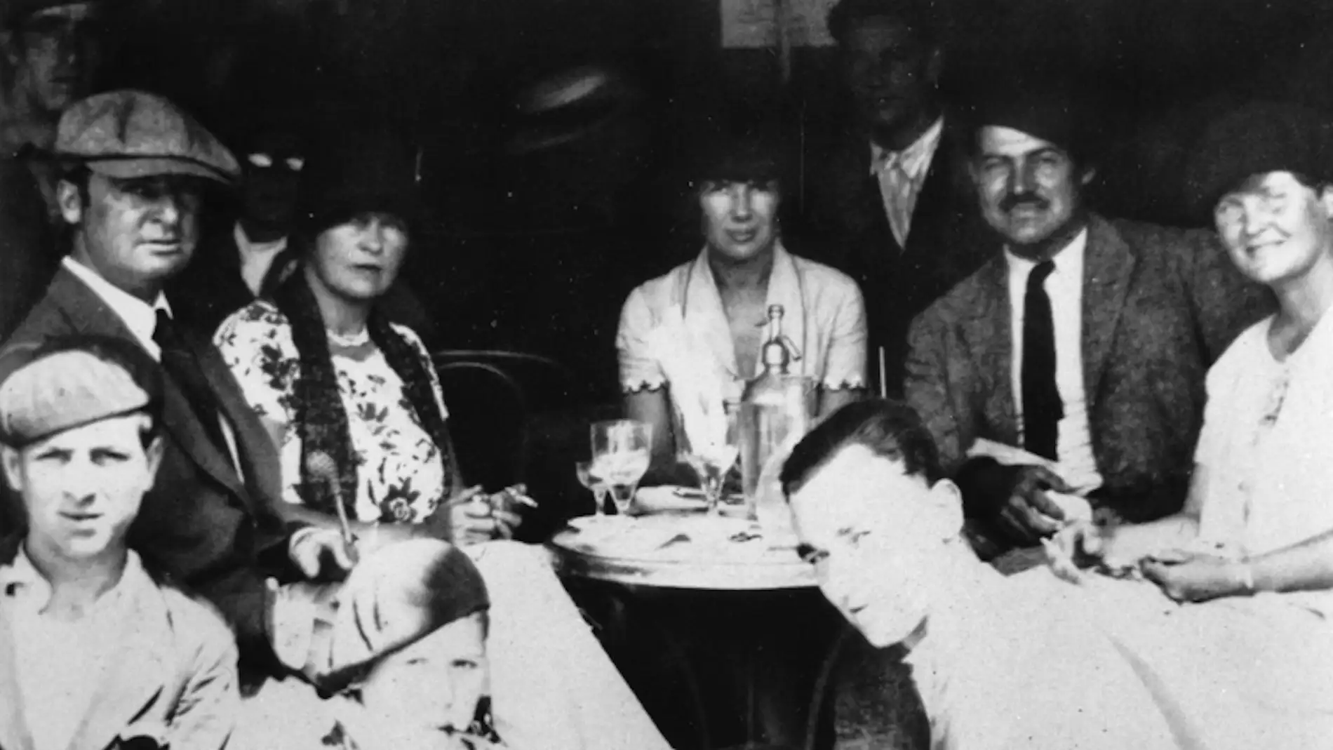 Pamplona, España, verano de 1926. De izquierda a derecha (en la mesa): Gerald Murphy, Sara Murphy, Pauline Pfeiffer, Ernest Hemingway y Hadley Hemingway.
