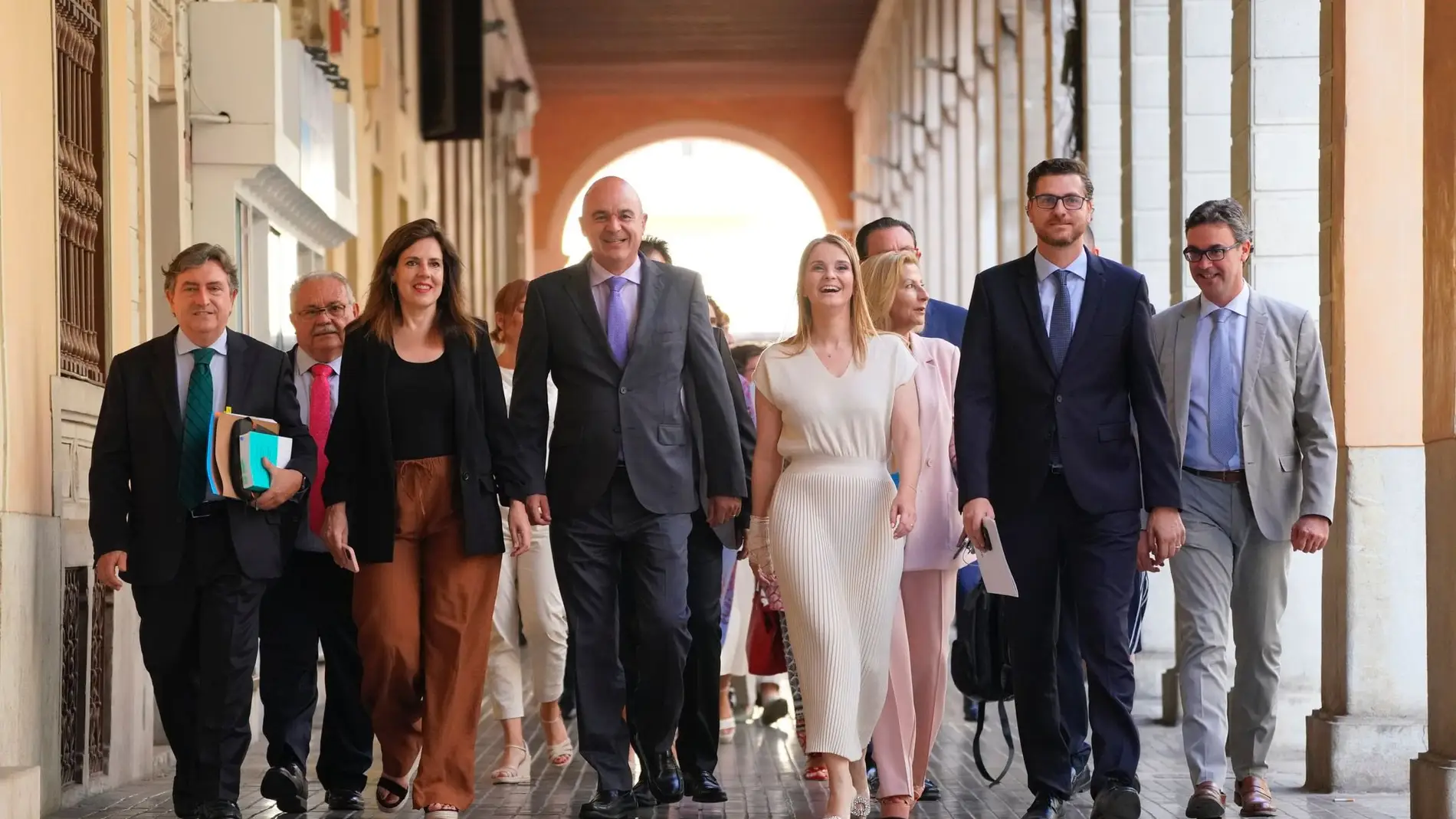 La presidenta del Govern, Marga Prohens, llega al Parlament acompañada por el núcleo duro del PP en la cámara autonómica