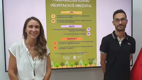 Concejala de Medio Ambiente, Cristina Rodríguez, y coordinador del voluntariado Víctor Romero. Concejala de Medio Ambiente, Cristina Rodríguez, y coordinador del voluntariado Víctor Romero.