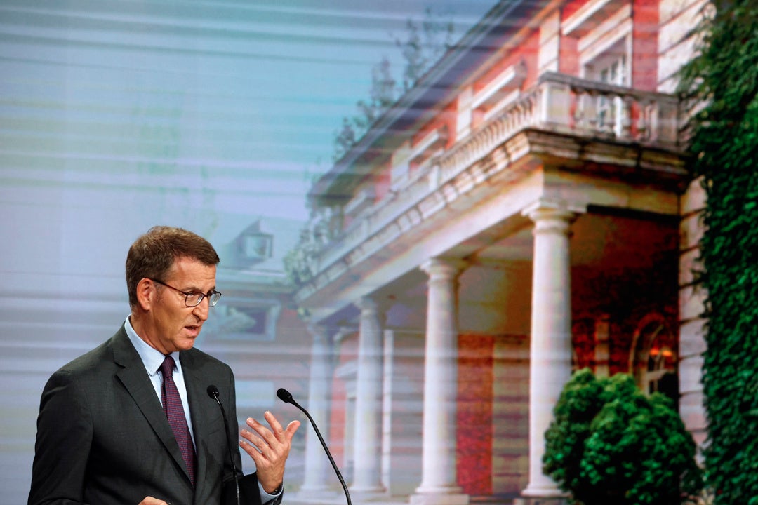 PP y PSOE retroceden en favor de Vox y Sumar, que compiten por la decisiva tercera plaza PP y PSOE retroceden en favor de Vox y Sumar, que compiten por la decisiva tercera plaza