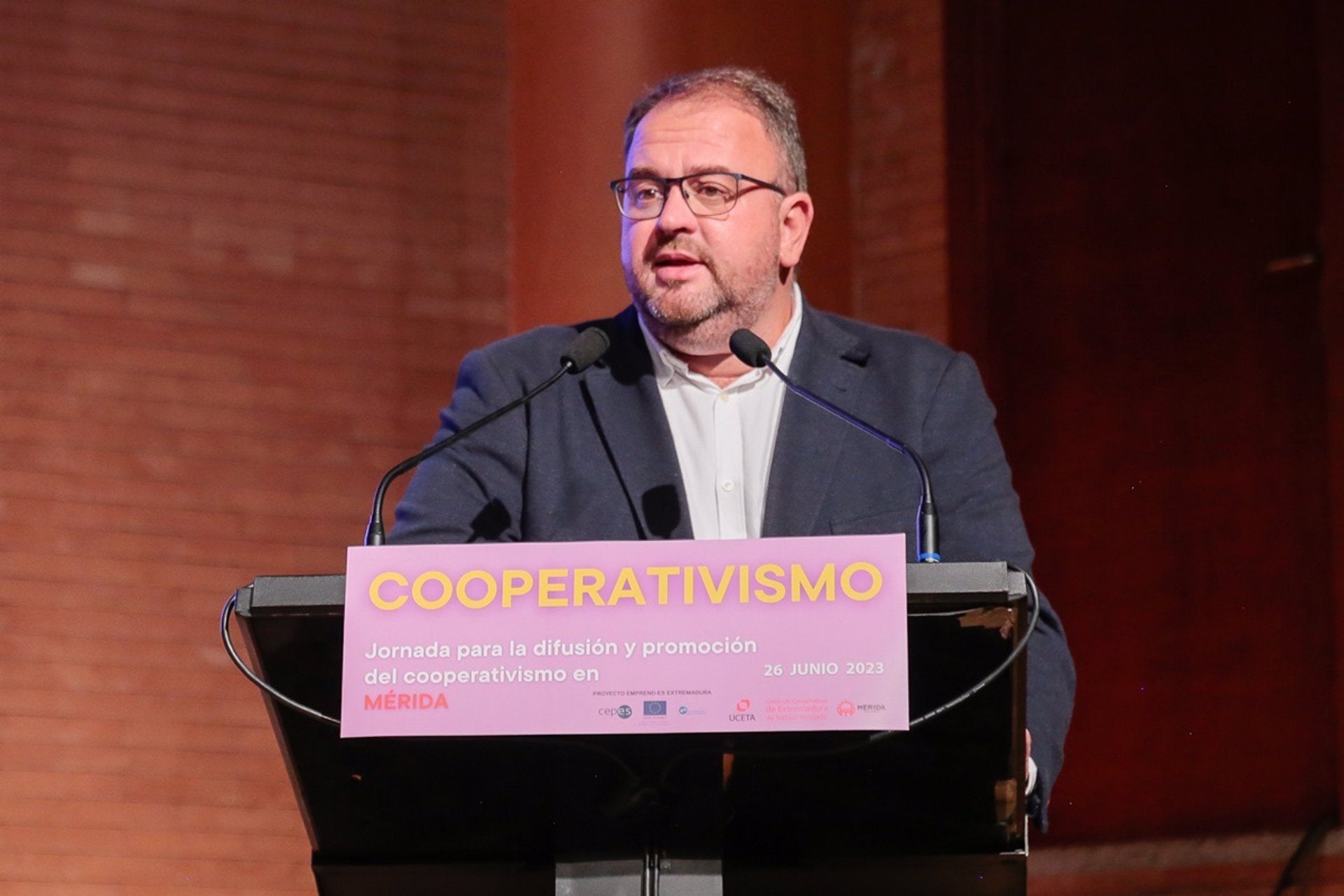Osuna asegura que "no toca" hablar de la sucesión de Vara sino de la "deriva del Gobierno que le espera a Extremadura" Osuna asegura que "no toca" hablar de la sucesión de Vara sino de la "deriva del Gobierno que le espera a Extremadura"