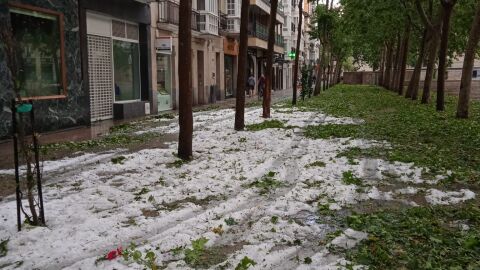 Doce horas despu&eacute;s la granizada persiste en las calles de Vitoria 