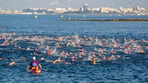 Nadadores en la Traves&iacute;a a Tabarca 2022