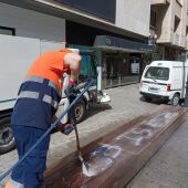 Personal de limpieza de Albacete retirando las pintadas en varios bancos públicos