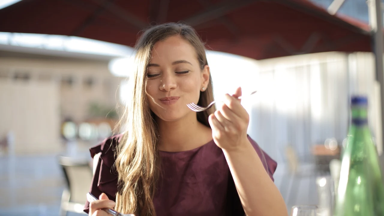 Una mujer comiendo