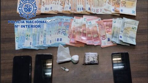 Material incautado a dos detenidos por tr&aacute;fico de drogas en los Pilares, Oviedo. - CNP