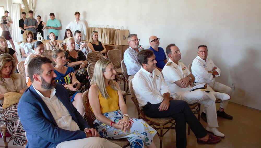 Autoridades y responsables en la presentación