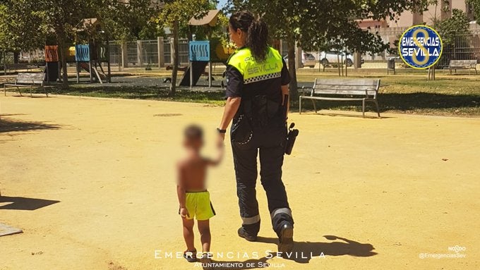 Encuentran a un niño de dos años cruzando solo entre los coches por la Ronda del Tamarguillo Encuentran a un niño de dos años cruzando solo entre los coches por la Ronda del Tamarguillo