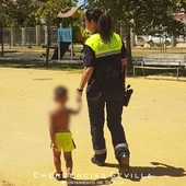 Una agente de la Policía acompaña al menor a las dependencias policiales Una agente de la Policía acompaña al menor a las dependencias policiales