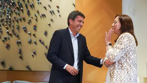 La presidenta de Les Corts, Llanos Massó, y el candidato del PPCV a la Presidencia de la Generalitat, Carlos Mazón. La presidenta de Les Corts, Llanos Massó, y el candidato del PPCV a la Presidencia de la Generalitat, Carlos Mazón.
