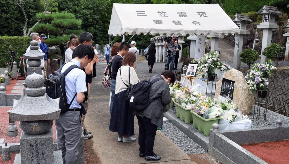 Ciudadanos japoneses homenajeando a Abe en Nara