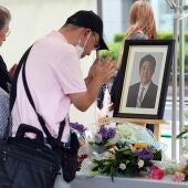 Un ciudadano japonés muestra su respeto a Shinzo Abe, el político asesinado el año pasado 
