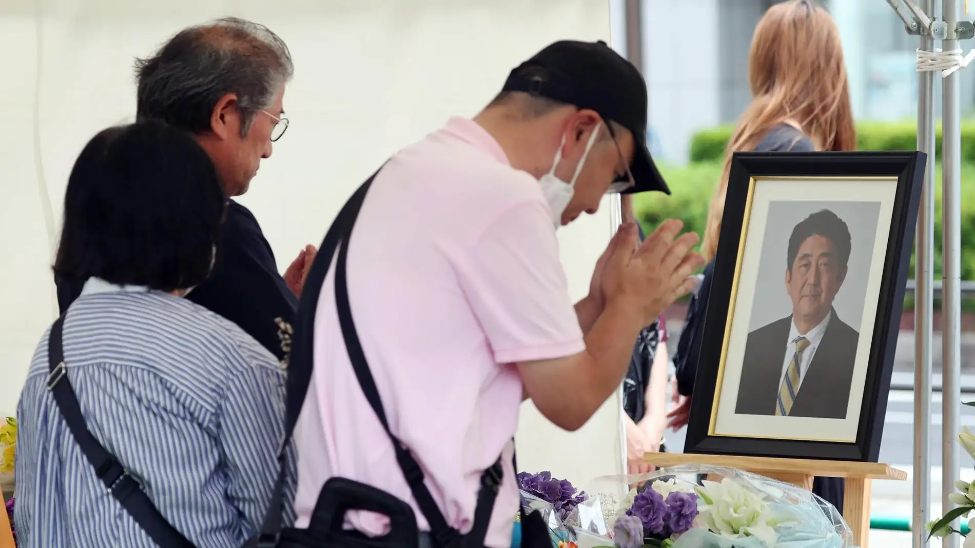Un ciudadano japonés muestra su respeto a Shinzo Abe, el político asesinado el año pasado 