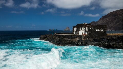 Hotelito de Puntagrande en la isla de El Hierro, el más pequeño del mundo.